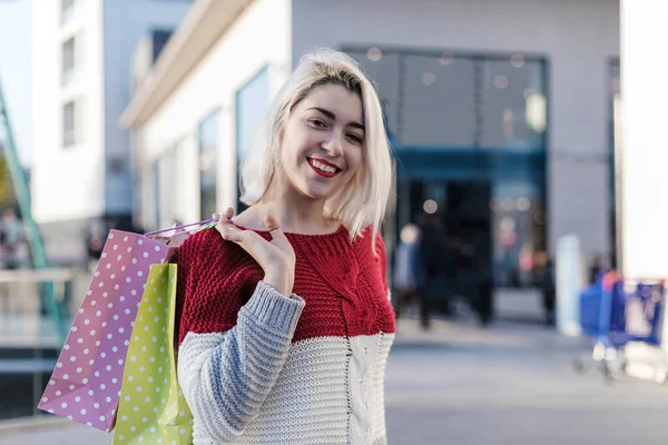 Ung Attraktiv Blond Kvinna Läsa Och Vit Tröja Mot Bakgrund — Stockfoto