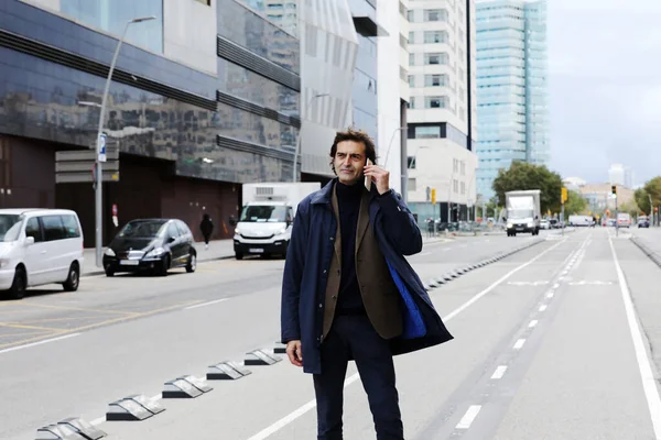 Senior Man Zakenman Aan Telefoon Terwijl Hij Door Stad Loopt — Stockfoto