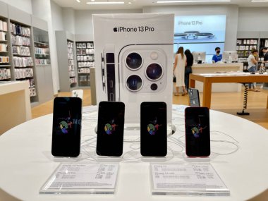 Bangkok, Tayland - 13 Ekim 2021: iPhone 13 serisinin Comseven tarafından iPhone 'da satıldığı gösterildi - EMQUARTIER DEPARTMENTSTORE Bangkok, Tayland