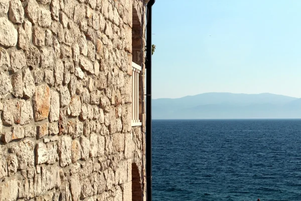 Stenen muur en zee — Stockfoto