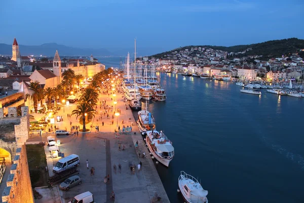 Prachtige oude stad van trogir in de avond, Kroatië — Stockfoto