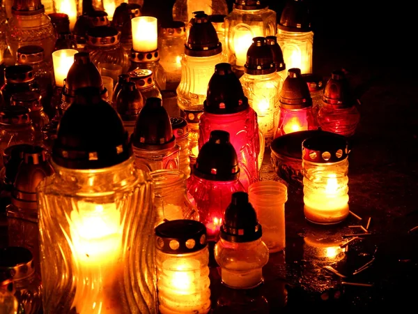 Luces del Cementerio Velas por la noche —  Fotos de Stock