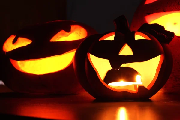 Halloween pumpa ansikte och ljus närbild — Stockfoto