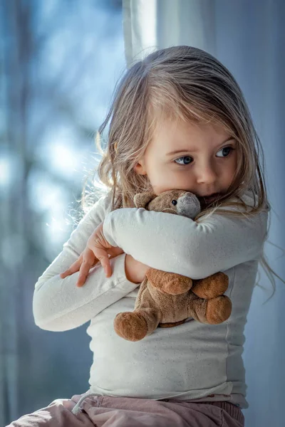 Yalnız Sevimli Küçük Kız Oyuncak Ayısına Sarılıyor Çocukluğunda — Stok fotoğraf