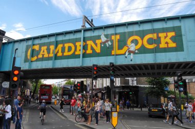 İnsanlar Londra 'nın ünlü Camden Lock' unda açık hava pazarlarının tadını çıkarmak için toplanıyor.