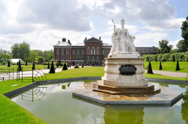 Londra Kensington Sarayı 'ndaki bahçede Kraliçe Victoria' nın beyaz mermer heykeli..