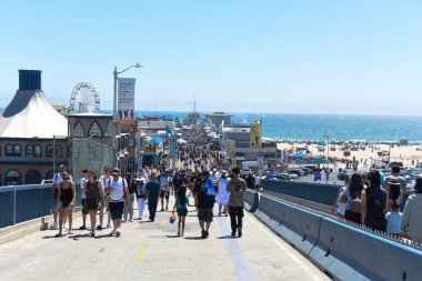 İnsanlar Santa Monica İskelesi 'nde toplanıyor..