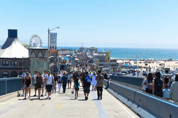 Nsanlar Santa Monica Skelesi Nde Toplanıyor — Stok fotoğraf