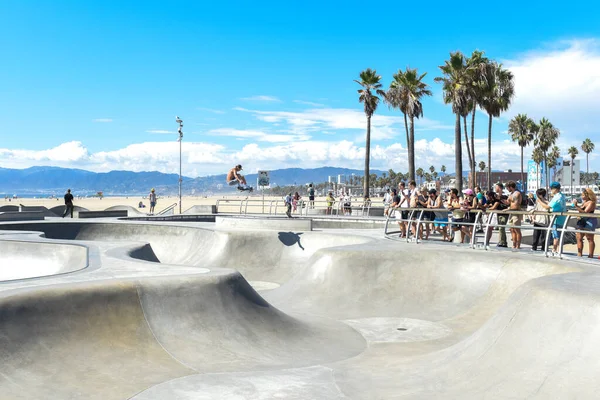 Watching Some Very Talented Skaters Some Amazing Stunts Venice Beach — Stock Photo, Image