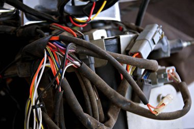 Elektrik kablolarının görüntüsünü kapat