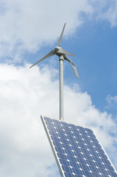 Painel solar e turbina eólica — Fotografia de Stock