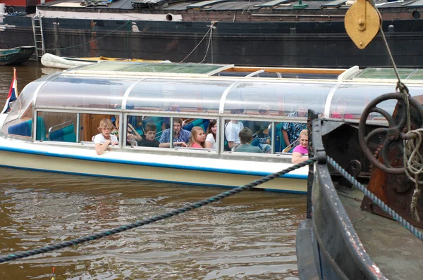 Turisté na vyhlídkové lodi — Stock fotografie