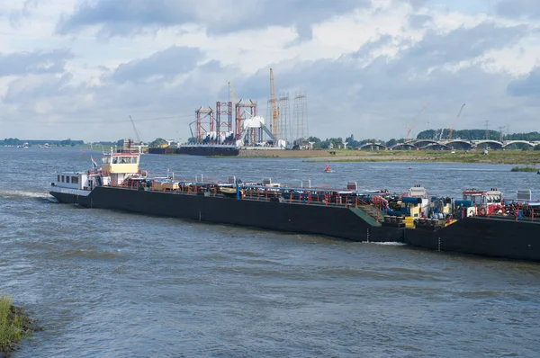 Vrachtschip op rivier — Stockfoto