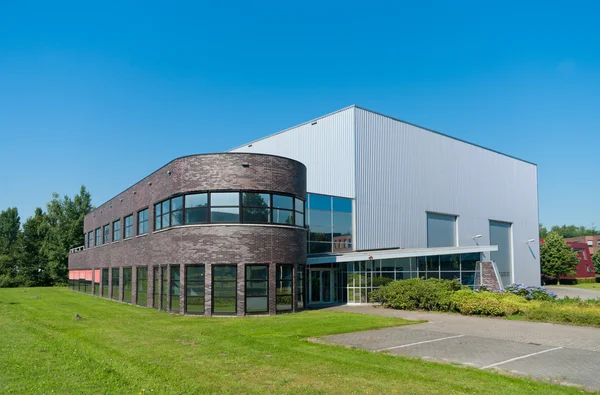 Edificio de oficinas moderno — Foto de Stock