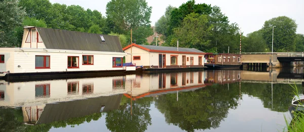Casas flotantes en canal —  Fotos de Stock