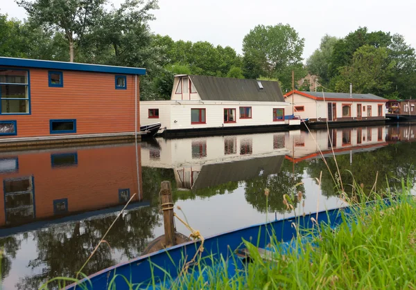 Woonboten in kanaal — Stockfoto