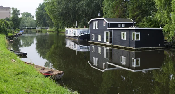 Houseboats em canal — Fotografia de Stock