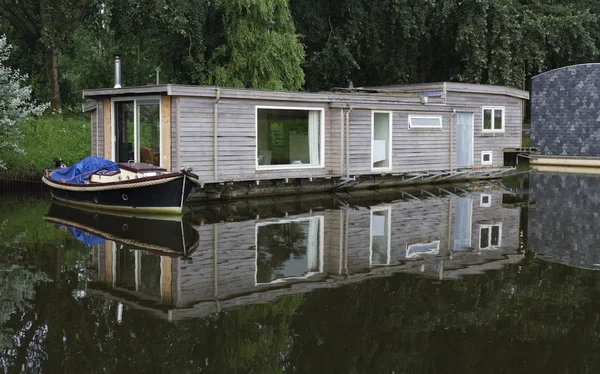 Houseboats em canal — Fotografia de Stock