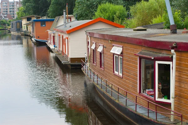 Casas flotantes en canal —  Fotos de Stock