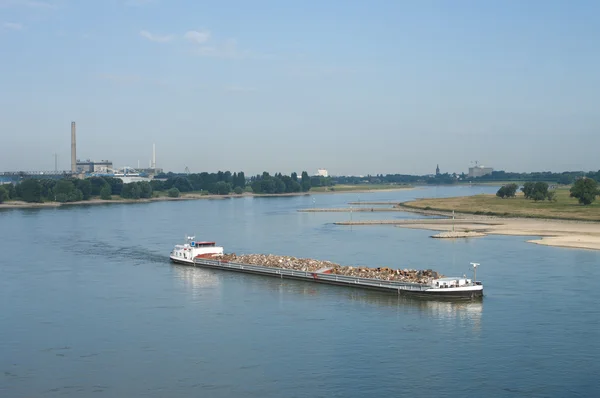 Binnenschiff auf dem Rhein — Stockfoto