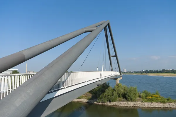 Moderna gångbron — Stockfoto