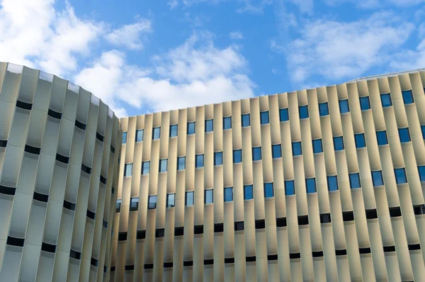 Edifício de escritórios moderno — Fotografia de Stock