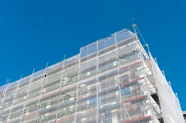 Edificio con andamios — Foto de Stock