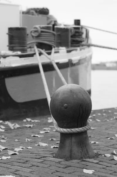 Bollard and boat — Stock Photo, Image