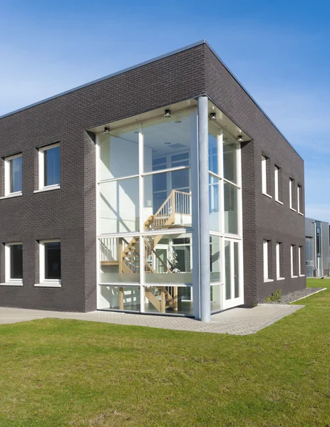 Edificio de oficinas moderno — Foto de Stock