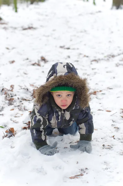 Niño en la nieve —  Fotos de Stock