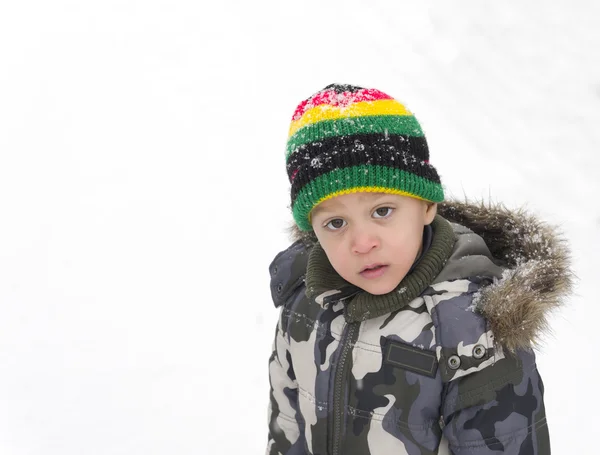 Niño en la nieve —  Fotos de Stock