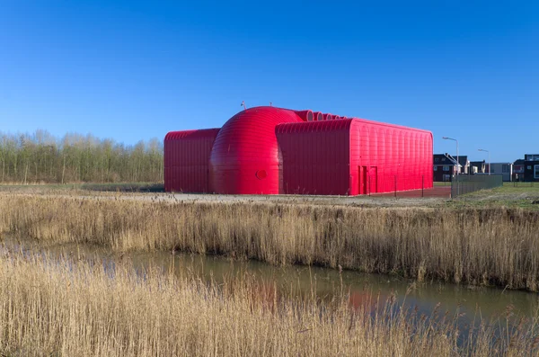 Moderno edificio rosso — Foto Stock