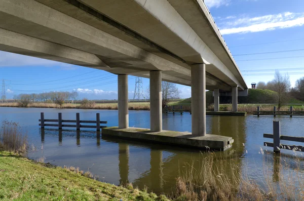 Ponte sobre o canal — Fotografia de Stock