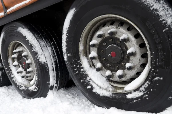 Släpvagn i snö — Stockfoto