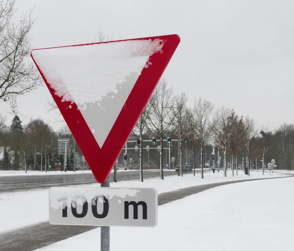 Give way traffic sign — Stock Photo, Image