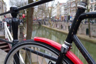 Kırmızı çamurluk