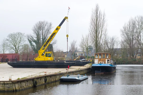 Boot mit Kran drauf — Stockfoto