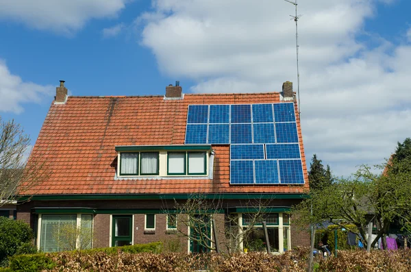 Σπίτι με ηλιακούς συλλέκτες — Φωτογραφία Αρχείου