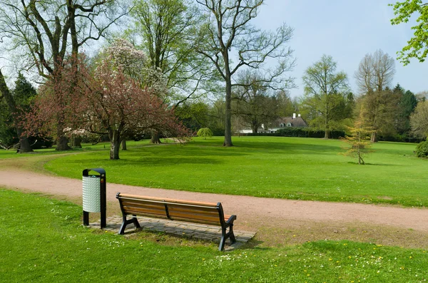 Bänk i en park — Stockfoto