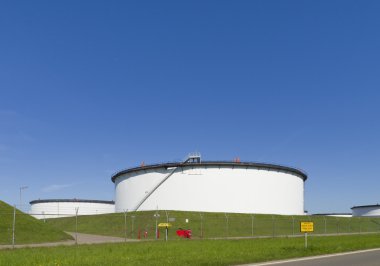 Beyaz depolama tankları