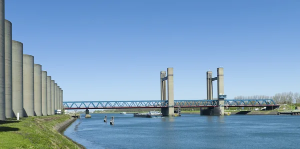 Brug over kanaal — Stockfoto