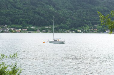 Gölde tekne