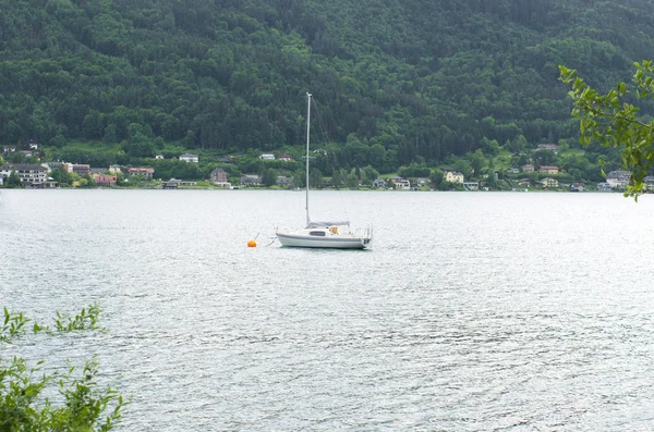 Yacht on lake — Stock Photo, Image