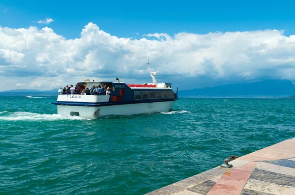 Barco com turistas — Fotografia de Stock