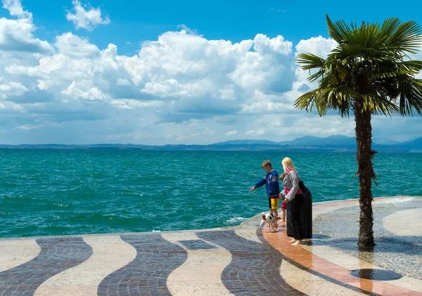 Tourists at a lake — Stock Photo, Image