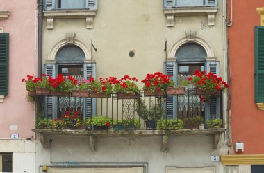 çiçekli balkon