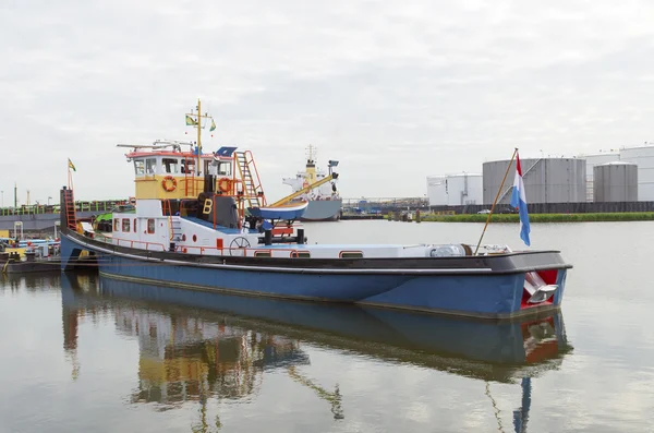 Boat in amsterdam harbor — Stock Photo, Image