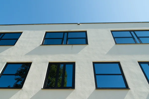 Fenêtres dans un bâtiment — Photo