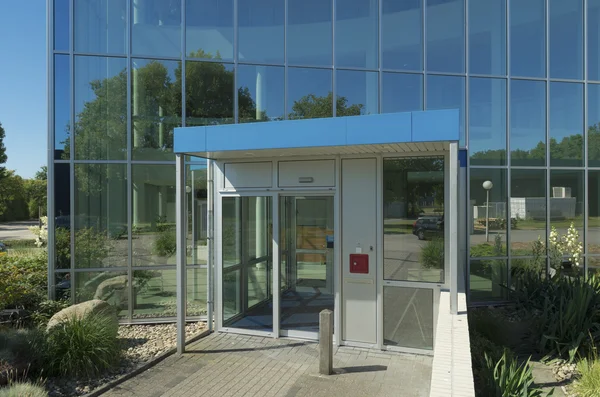 Entrada de un edificio de oficinas —  Fotos de Stock