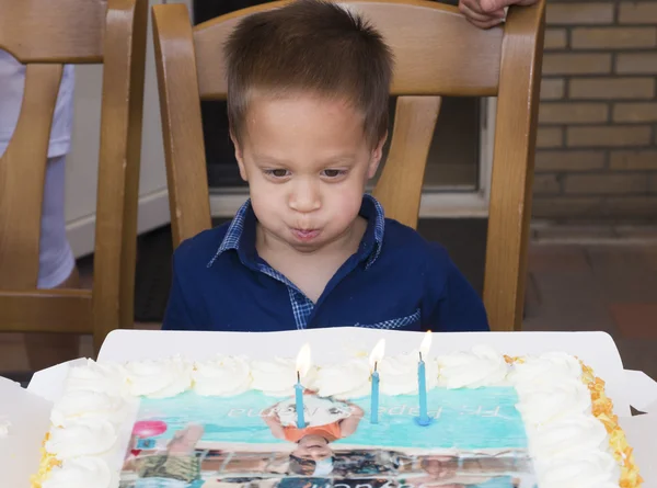 Malý chlapec s narozeninovým dortem — Stock fotografie